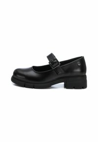 Zapato Mary Jane negro con punta redondeada, acabado en cuero brillante, correa ajustable con hebilla y suela de goma texturizada y gruesa.