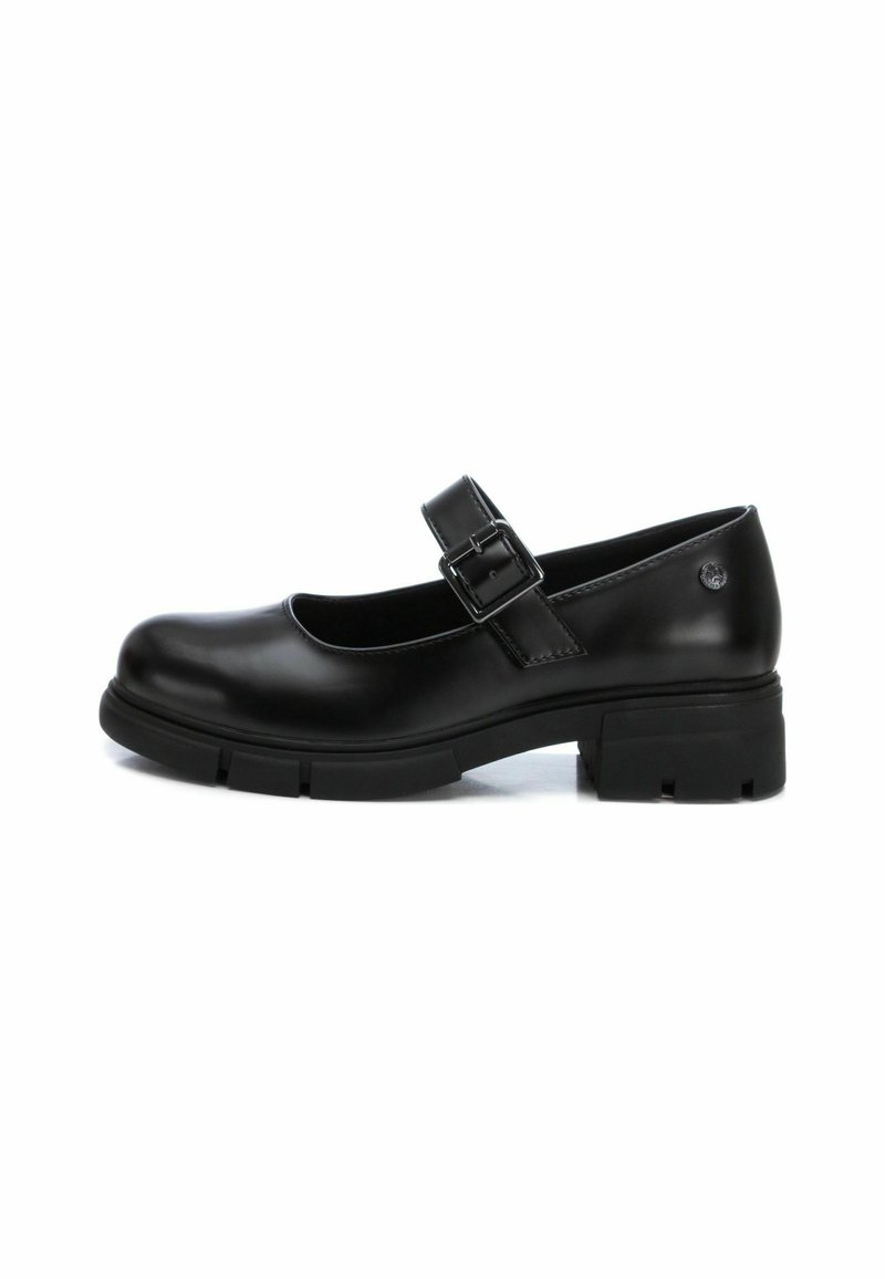 Zapato Mary Jane negro con punta redondeada, acabado en cuero brillante, correa ajustable con hebilla y suela de goma texturizada y gruesa.
