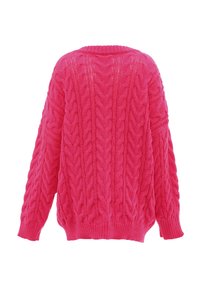 Maglione rosa lavorato a maglia con motivo a treccia, vestibilità oversize e polsini e orlo a coste. La trama appare morbida e spessa.