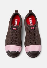 Ciemnobrązowe zamszowe sneakersy z różowo-czarnym gumowym noskiem, teksturowanymi sznurówkami i czerwonym wkładką z logo "CAMPER".