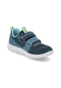Chaussure de sport avec une tige en mesh bleu foncé et en suède, des sangles ajustables, une doublure bleu clair, et une semelle en caoutchouc blanche avec un motif texturé.