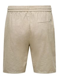 Shorts décontractés beiges pour homme avec taille élastique et une poche passepoilée arrière unique, montrés de dos sur fond blanc.