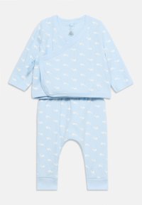 Σετ δύο τεμαχίων για νεογέννητο σε ανοιχτό μπλε, με μακρυμάνικη μπλούζα που δένει στο πλάι και σχέδιο λευκής φάλαινας πάνω στη μπλούζα και το παντελόνι.
