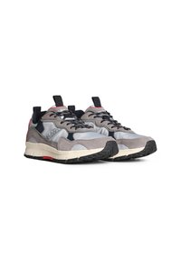 Scarpe sportive in camoscio grigio e mesh con lacci neri, suola in gomma e accenti a contrasto in blu navy e rosso. Presentano una colletto imbottito e un dettaglio del logo.