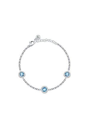 Bracciale in argento con tre pietre blu rotonde, ciascuna circondata da una fila di piccoli strass trasparenti, dotato di chiusura a gancio moschettone.