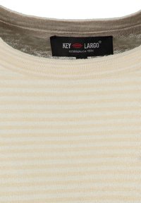 Camisa de manga corta a rayas beige con cuello redondo y textura suave, que presenta la etiqueta de la marca "Key Largo" en el interior.
