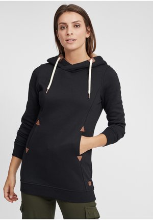 Sweat-shirt à capuche noir avec col cheminée, cordons de couleur crème, accents marron et poches triangulaires. Fabriqué dans un tissu doux et texturé.