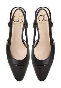 Pumps slingback neri con punta affilata, realizzati in pelle liscia, con lati a disegno e punta lucida. Logo dorato sulla soletta.