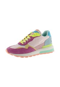 Zapatillas coloridas que presentan una mezcla de materiales, incluyendo cuero rosa, ante púrpura, acentos amarillos y detalles verdes, con una suela gruesa.