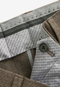 Next TAILORED FIT SIGNATURE TG DI TRIM TEXTURE - REGULAR FIT - Anzughose - brown