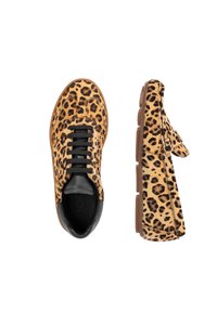 Sneaker con stampa leopardata, con una superficie liscia e testurizzata, lacci neri e suola in gomma marrone. Presenta un flap sicuro sul lato.