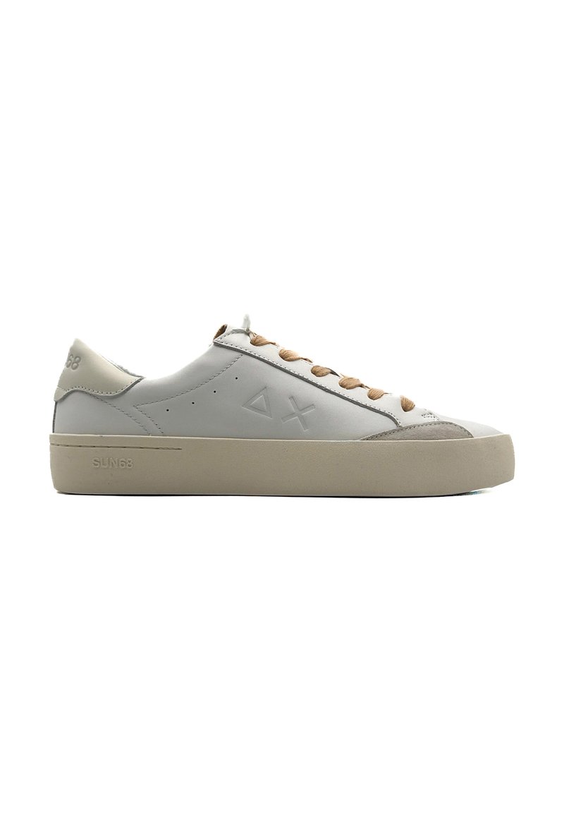 Hellgraue Leder-Sneaker mit beigen Schnürsenkeln, runder Zehenform, dezentem Branding an der Seite und strukturiertem Gummisohle.