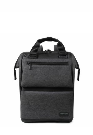 Sac à dos rectangulaire gris foncé avec poignées noires, poche avant zippée et logo Hedgren en bas à droite.