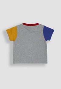 T-shirt gris à manches courtes, doté d'accents rouges, jaunes et bleus sur les épaules. Matière en coton avec une texture lisse.
