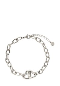 Pulsera de cadena de plata con eslabones ovalados y un centro en forma de corazón, con un cierre de langosta y cadena de extensión. Textura suave.