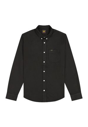 Melna, ar garām piedurknēm, ar pogām aiztaisāma kreklā ar baltām pogām, krūšu kabatu ar mazu dzeltenu "Lee" logotipu un pogājamu apkakli.