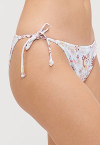Bikini ondergoed met bloemmotief in lichtblauw, voorzien van dunne bandjes aan de zijkanten en gemaakt van een zachte, textuurvolle stof.