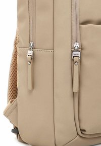 SURI FREY MELODY LAPTOPFACH - Mochila - sand