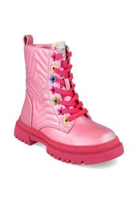 Botas altas acolchadas de color rosa con un acabado brillante, que cuentan con cordones rosa brillante y ojales en forma de estrella de colores. Suela de goma gruesa.