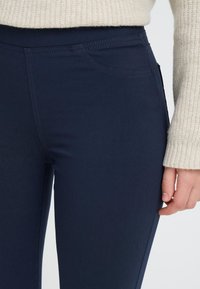 Oxmo OXKEILY SLIM FIT - Džegingi - copenhagen night