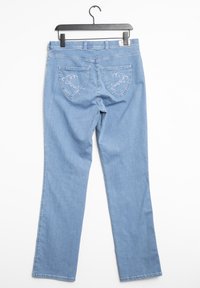Světle modré džíny s rovnýma nohavicema, které mají vyšívané vzory na zadních kapsách a poutko na opasek v pase.