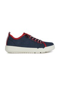 Zapatillas de tela azul marino con acentos rojos y suela blanca, con cordones redondos y un acabado texturizado. Diseño ligero con un aspecto deportivo.