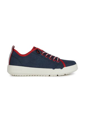 Baskets en textile bleu marine avec des accents rouges et une semelle blanche, dotées de lacets ronds et d'une finition texturée. Design léger avec un look sportif.