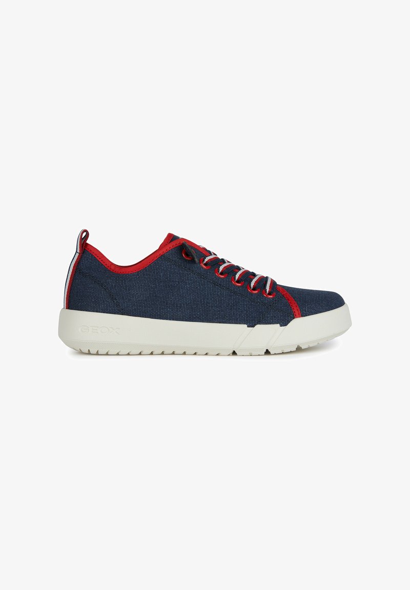Zapatillas de tela azul marino con acentos rojos y suela blanca, con cordones redondos y un acabado texturizado. Diseño ligero con un aspecto deportivo.