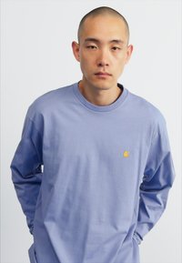 Carhartt WIP CHASE - Hosszú ujjú felső - charm blue/gold