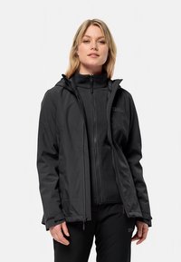 Crna vanjska jakna s patentnim zatvaračem sprijeda i kapuljačom, izrađena od vodootpornog materijala. Nošena preko crnog flisa na patent.