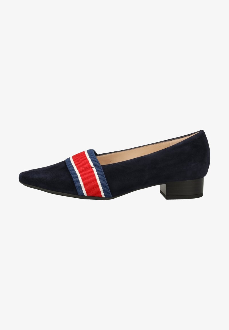 Chaussure en daim bleu marine à petit talon avec un bout pointu et une bande en tissu rayée rouge, blanche et bleue sur le dessus.