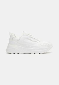 Sneaker bianca con tomaia in sintetico tessurizzato, suola intermedia spessa, forma arrotondata e design con lacci. Presenta una fodera morbida e un piccolo linguetta sul retro.