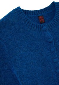 Wollen cardigan in fel blauw met een geribbelde ronde hals, knoopsluitingen en een zachte, gestructureerde stof voor warmte en comfort.