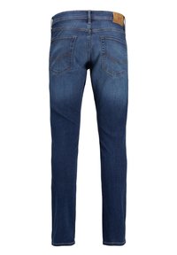 Mörkblå denimjeans med rak passform, med två bakfickor och en läderlogg på midjebandet, slät yta.