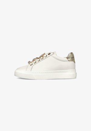 Zapatilla blanca de corte bajo con lengüeta trasera dorada, ojales dorados y detalle decorativo de cadena dorada en los cordones, suela plana blanca.