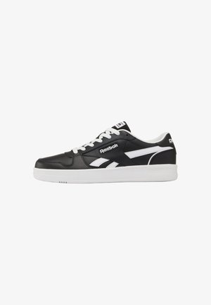 Niskie czarno-białe buty sportowe Reebok z białymi sznurówkami, logo po bokach i na języku oraz grubą białą podeszwą.