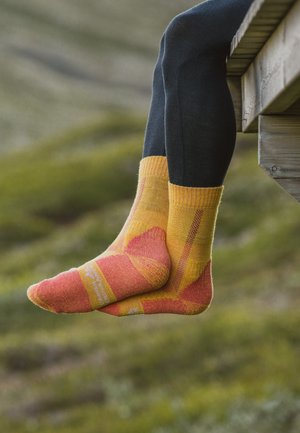 Calzini alla caviglia colorati in giallo e arancione con motivi geometrici; polsino a costine e tallone e punta rinforzati; morbido tessuto a maglia.