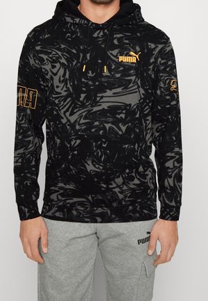 Zwarte hoodie met abstract zwart- en grijszwirlpatroon, gele Puma-logo op de borst en mouwen, voorste kangoeroezak, trekkoordkap.