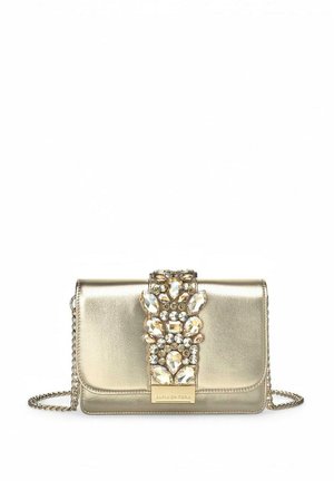 Bolso de mano metálico dorado con forma rectangular, que presenta un adorno decorativo de cristales en la parte delantera. Incluye una cadena como asa para el hombro.