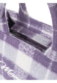 Paarse geruite tas gemaakt van zachte stof, voorzien van een ritssluiting, contrasterende witte accenten en dubbele handvatten voor gemakkelijk dragen.