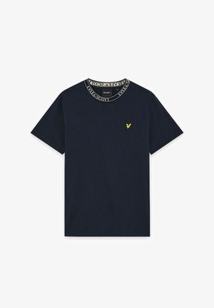 Marinblå bomullströja med korta ärmar, med en rund halsringning och en vit och gul märkeskrage samt en liten gul örnlogga på bröstet.