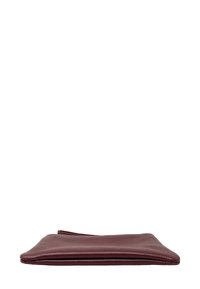 Clutch in pelle bordeaux con texture liscia, forma rettangolare e una piega sottile nella parte superiore per una chiusura sicura.