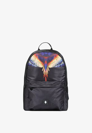 Schwarzer Rucksack mit lebendigem Vogelflügel-Design in Rot, Orange und Blau; verfügt über eine vordere Reißverschlusstasche und einen robusten Tragegriff oben.