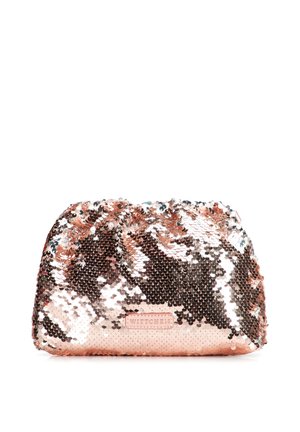 Pequeña bolsa de cosméticos en oro rosa cubierta con lentejuelas brillantes y una etiqueta con la inscripción "Wittchen" en el centro frontal.