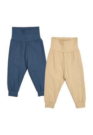 Deux paires de pantalons pour bébé à taille haute et ourlets retroussés, l'une en bleu et l'autre en beige, posées à plat sur un fond blanc.