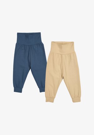Twee paar babybroeken met hoge taille en omgeslagen pijpen, één in blauw en één in beige, plat gelegd op een witte achtergrond.