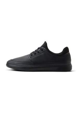 Schwarzer Low-Top-Sneaker mit strukturiertem Zehenbereich, Obermaterial aus Stoff und Leder, Schnürverschluss und dicker Gummisohle.