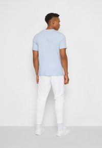 Nike Sportswear TEE  - T-shirt estampada - light marine/white