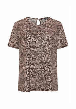 Blusa a maniche corte con stampa leopardata in beige e nero, caratterizzata da un collo a oblò e un tessuto morbido e leggero. Vestibilità casual e spalle basse.