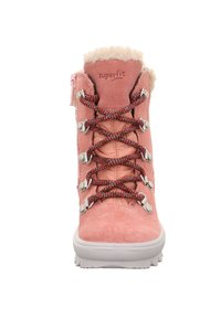 Różowe zamszowe botki z puszystym kołnierzem, wielokolorowymi sznurówkami, srebrnymi detalami oraz białą, teksturowaną gumową podeszwą.
